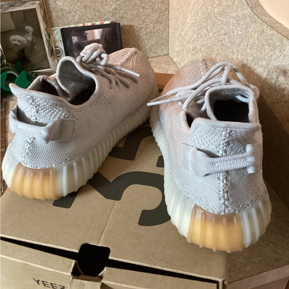 Yeezy - Picture 7 of 8